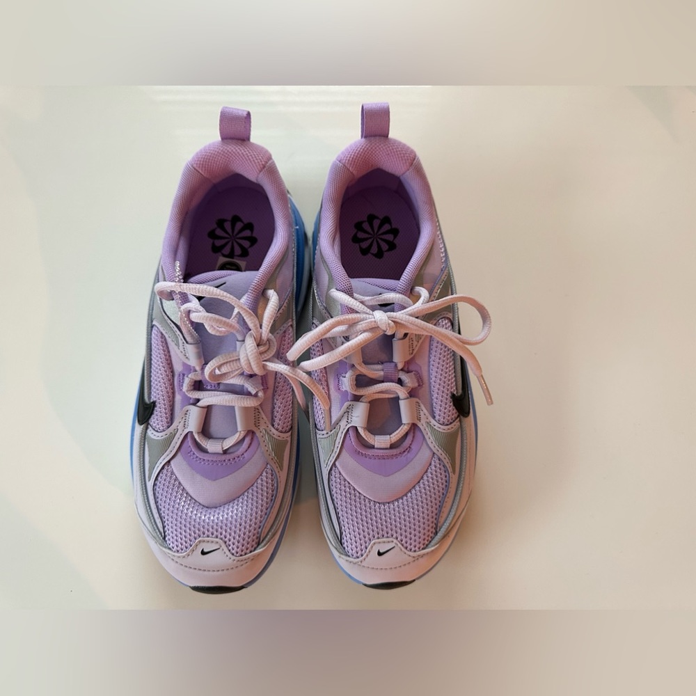 Women’s Nike Air Max Bliss sneakers. New without tags. Size 7.